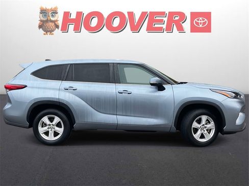 Used 2023 Toyota Highlander LE image 2