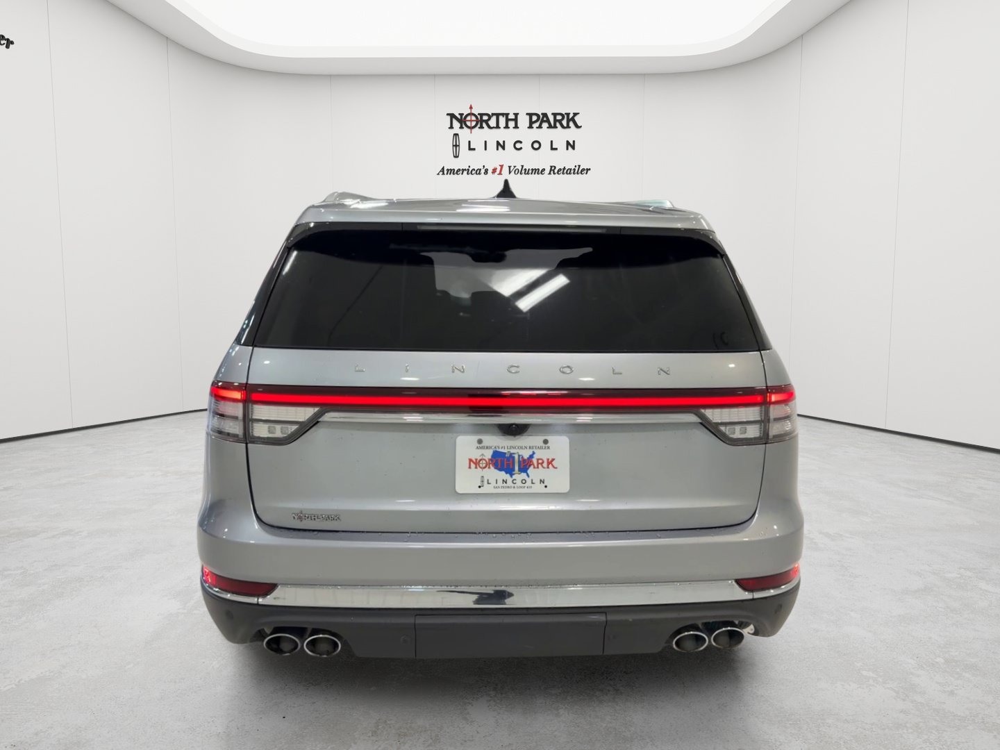 Used 2023 Lincoln Aviator Reserve w/ Class IV Trailer Tow Package RWD image 6