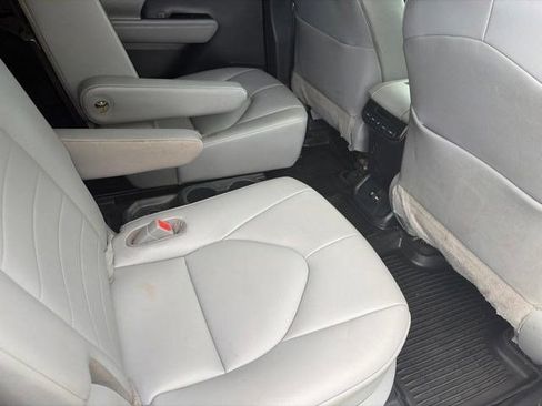 Used 2020 Toyota Highlander XLE AWD/4WD image 39