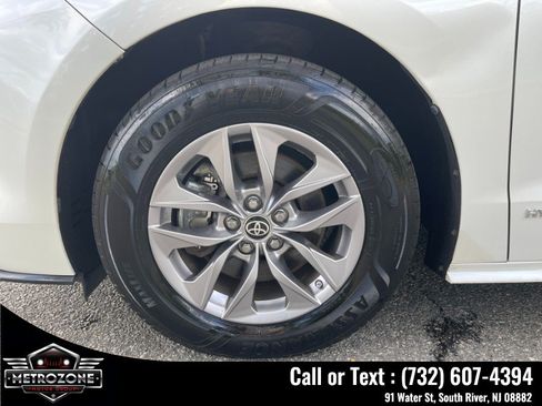 Used 2021 Toyota Sienna XLE FWD image 35