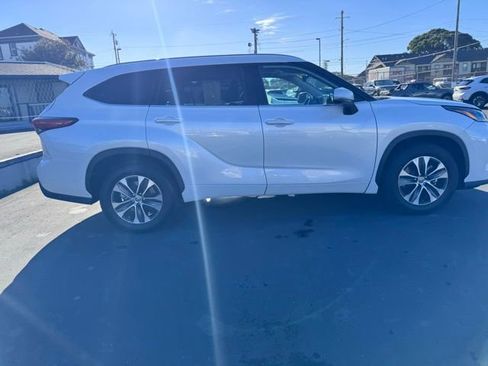 Used 2022 Toyota Highlander XLE image 8