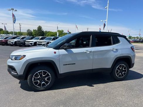 Certified 2025 Jeep Compass Trailhawk AWD/4WD image 3