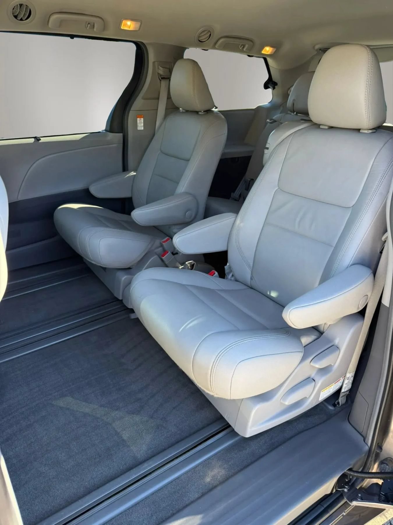 Used 2018 Toyota Sienna XLE w/ XLE Navigation Package FWD image 25