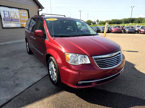 Used 2016 Chrysler Town & Country Touring w/ Driver Convenience Group image 3