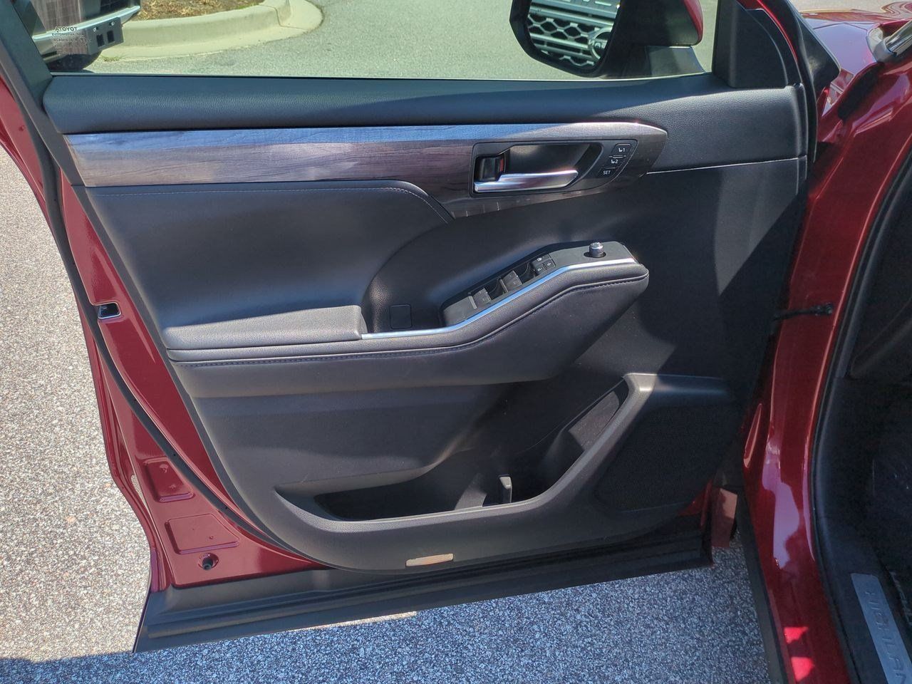 Used 2021 Toyota Highlander Limited FWD image 13