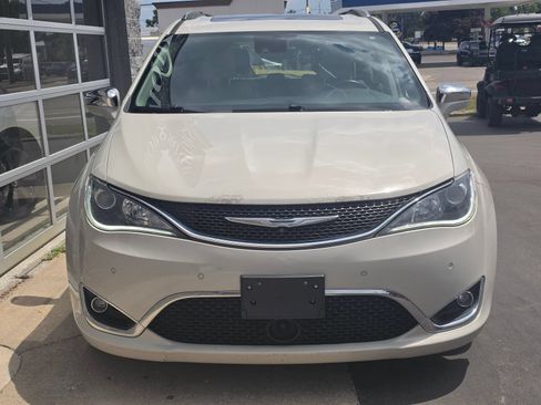 Used 2017 Chrysler Pacifica Limited w/ UConnect Theater Package FWD image 2