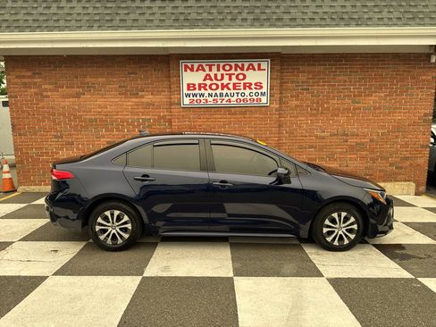 Used 2022 Toyota Corolla LE FWD image 2