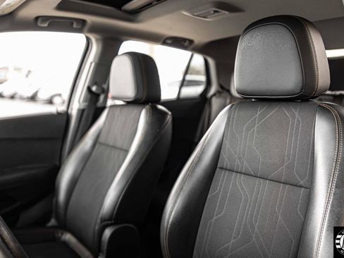 Used 2017 Chevrolet Trax LT w/ Sun & Sound Package image 8