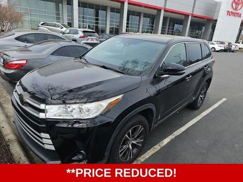 Used 2018 Toyota Highlander LE image 2
