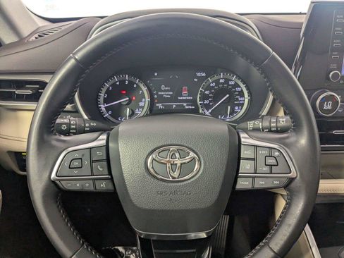 Used 2021 Toyota Highlander XLE FWD image 18