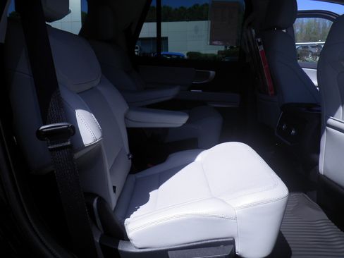 Certified 2025 Ford Expedition Platinum image 26