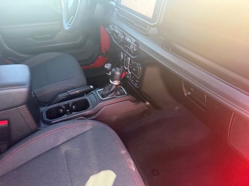 Used 2025 Jeep Wrangler Unlimited Rubicon image 29