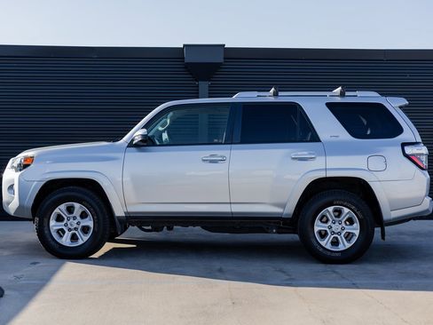 Used 2018 Toyota 4Runner SR5 image 2