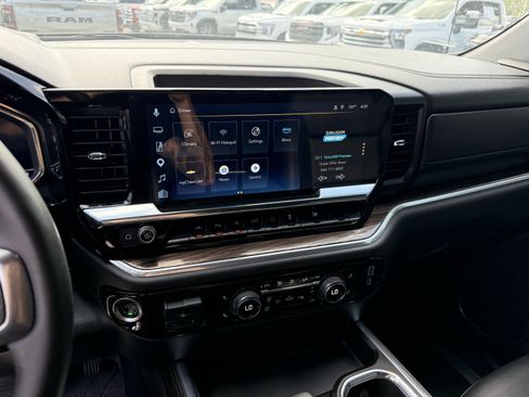 Used 2025 Chevrolet Silverado 1500 RST AWD/4WD image 19