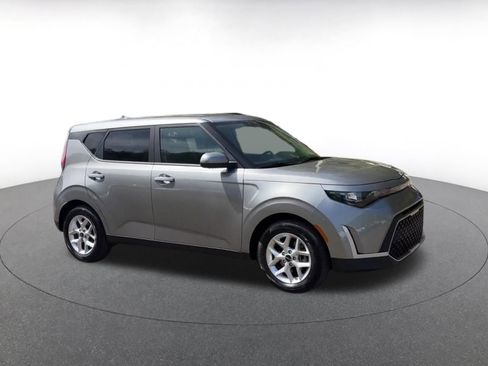Used 2025 Kia Soul LX w/ LX Technology Package FWD image 2