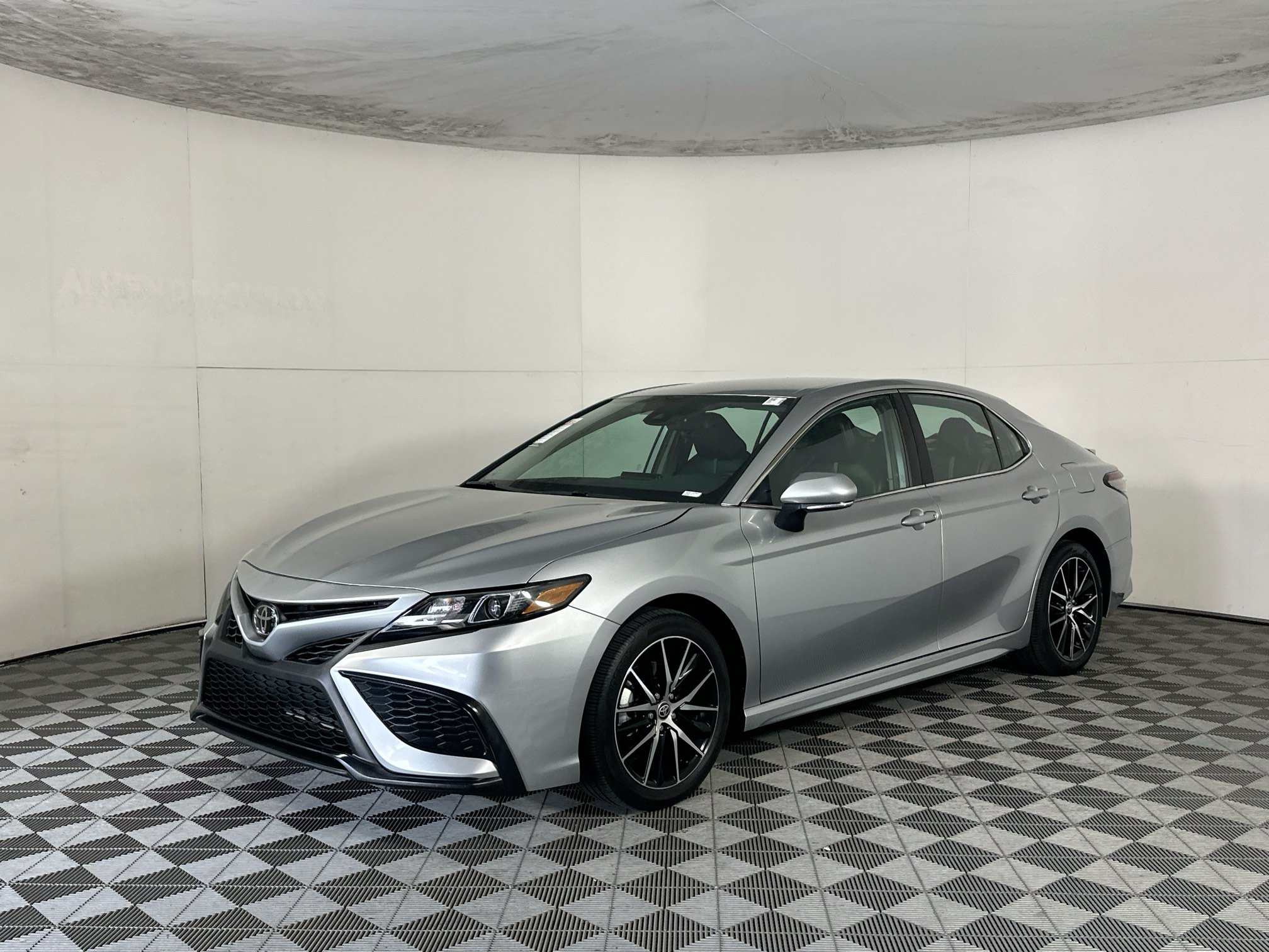 Used 2024 Toyota Camry SE FWD image 7