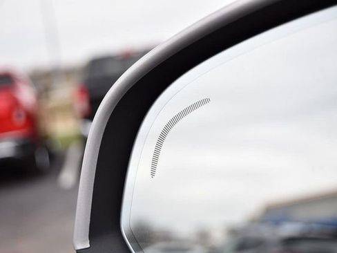 Used 2023 Volvo XC40 B5 Core image 10