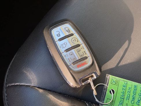 Used 2024 Chrysler Pacifica Touring-L FWD image 28
