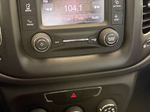 Used 2018 Jeep Compass Latitude AWD/4WD image 11