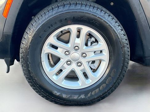 Used 2025 Jeep Grand Cherokee Laredo w/ Trailer Tow Package image 29