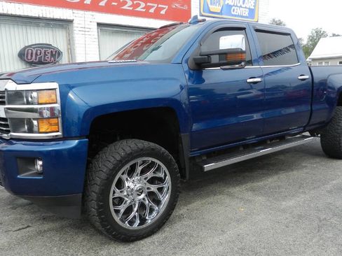 Used 2015 Chevrolet Silverado 2500 High Country w/ Duramax Plus Package image 3