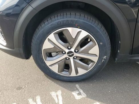 Used 2022 Kia Niro EX image 4