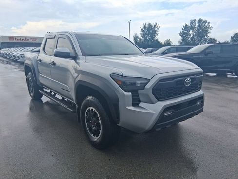 Used 2025 Toyota Tacoma TRD Off-Road AWD/4WD image 4