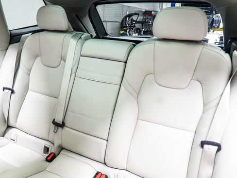 Used 2021 Volvo XC60 T6 Momentum image 35