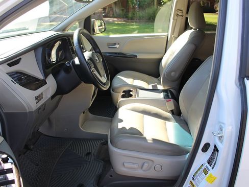 Used 2017 Toyota Sienna XLE Premium image 9