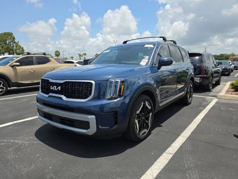 Certified 2024 Kia Telluride EX w/ EX Captain's Chair Package AWD/4WD image 6