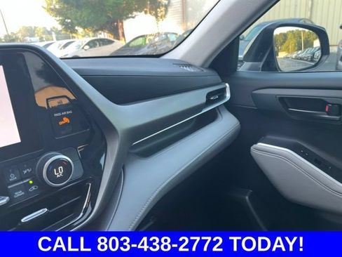 Used 2024 Toyota Highlander LE FWD image 28