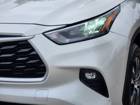 Used 2020 Toyota Highlander XLE AWD/4WD image 6