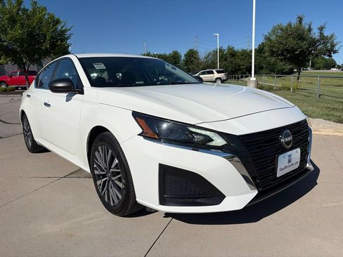 Used 2025 Nissan Altima 2.5 SV FWD image 2