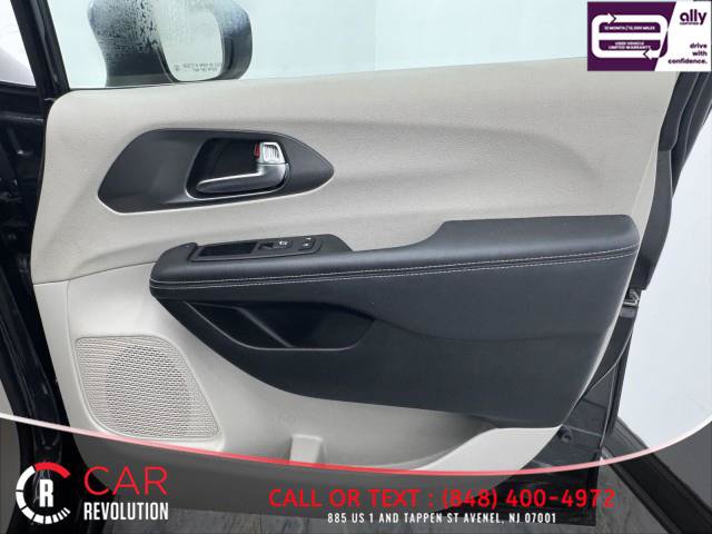 Used 2023 Chrysler Pacifica Touring-L FWD image 60