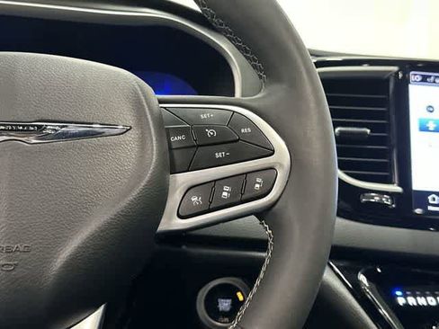 Used 2025 Chrysler Pacifica Select FWD image 18