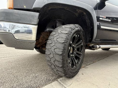 Used 2005 Chevrolet Silverado 2500 LT w/ Heavy-Duty Power Package image 31