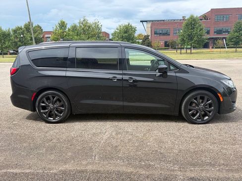 Used 2018 Chrysler Pacifica Touring-L w/ Premium Audio Group FWD image 4