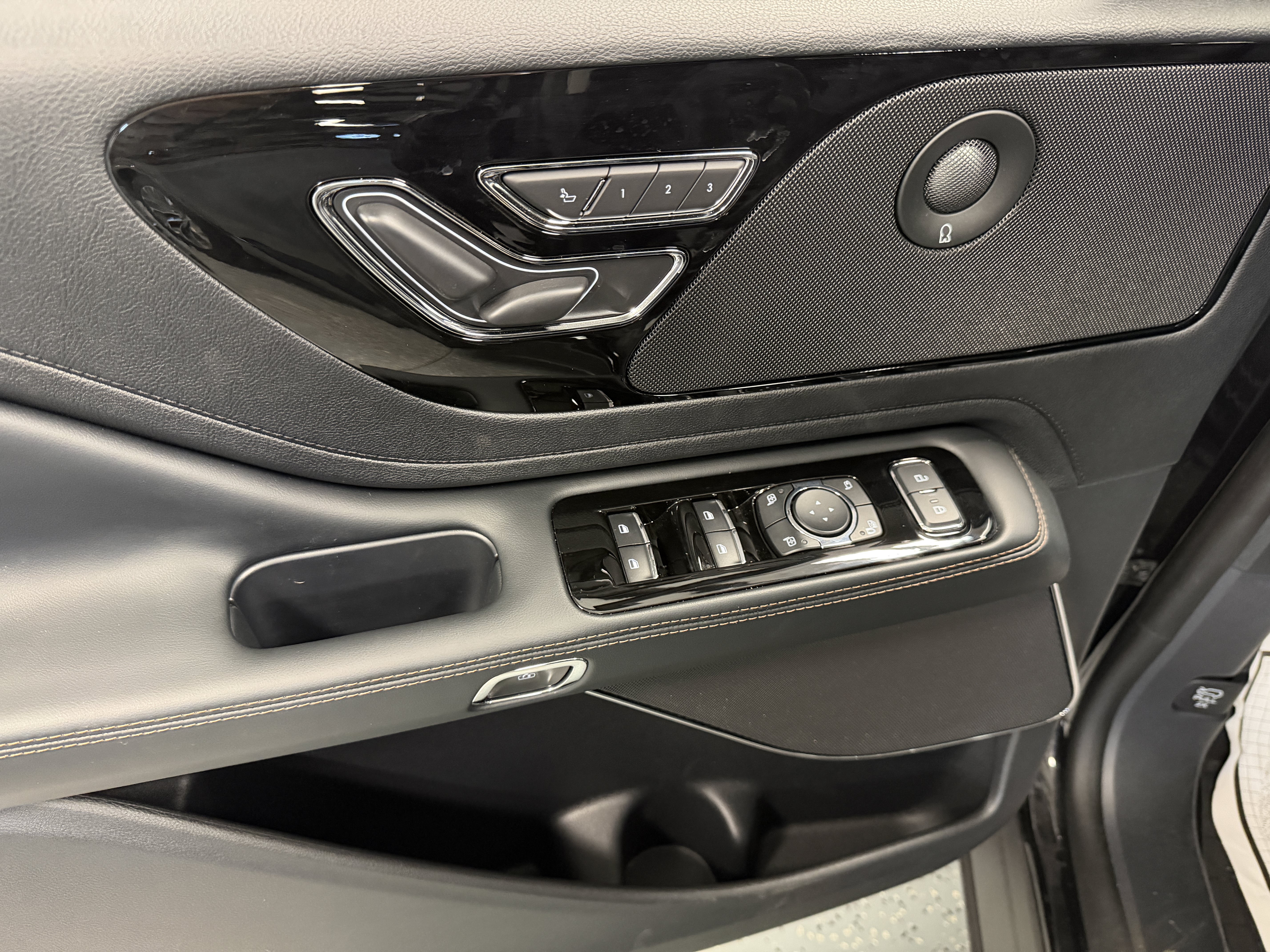 Used 2025 Lincoln Aviator AWD w/ Jet Appearance Package image 19