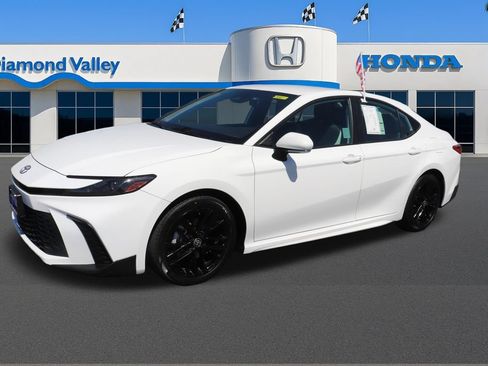 Used 2025 Toyota Camry SE FWD image 3