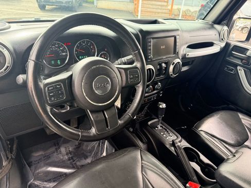 Used 2017 Jeep Wrangler Unlimited Sahara w/ Connectivity Group AWD/4WD image 17