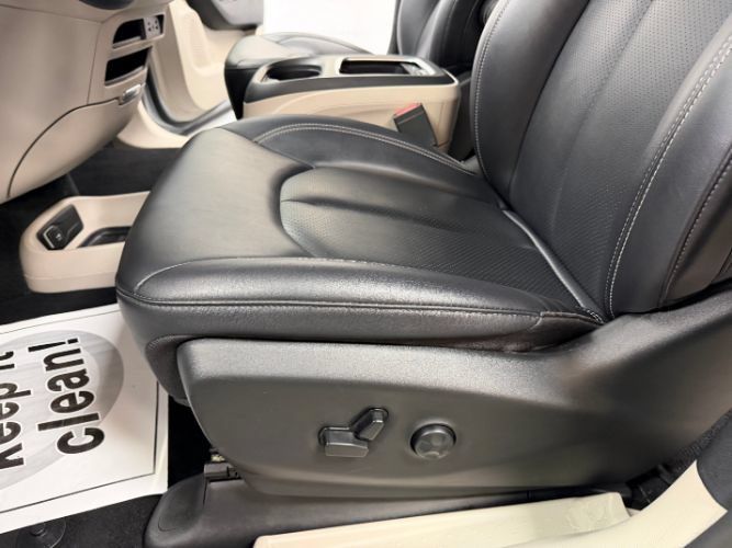 Used 2024 Chrysler Pacifica Touring-L FWD image 12
