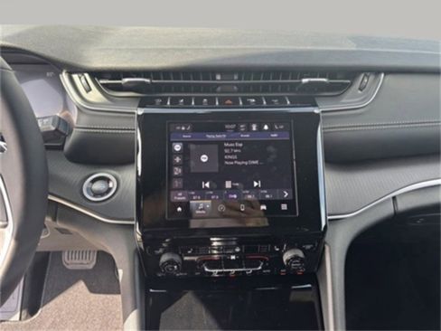 New 2025 Jeep Grand Cherokee L Altitude image 19