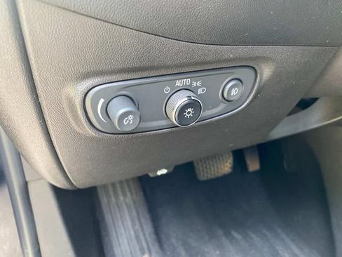 Used 2021 Chevrolet Equinox LT FWD image 16