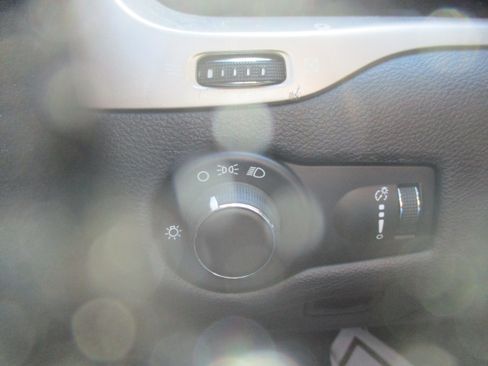 Used 2017 Jeep Cherokee Sport FWD image 16