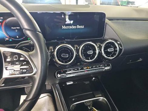 Used 2021 Mercedes-Benz GLA 250 4MATIC w/ Premium Package image 9