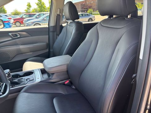 Used 2026 Kia Carnival FWD image 35