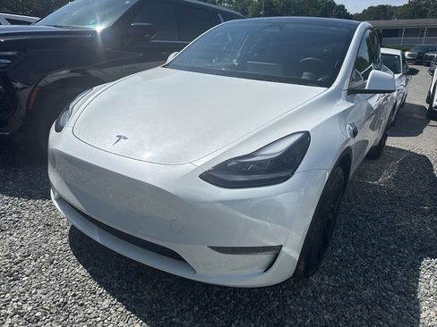 Used 2024 Tesla Model Y Long Range AWD/4WD image 1