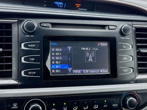 Used 2015 Toyota Highlander LE image 11