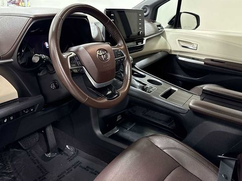 Certified 2021 Toyota Sienna Platinum image 12