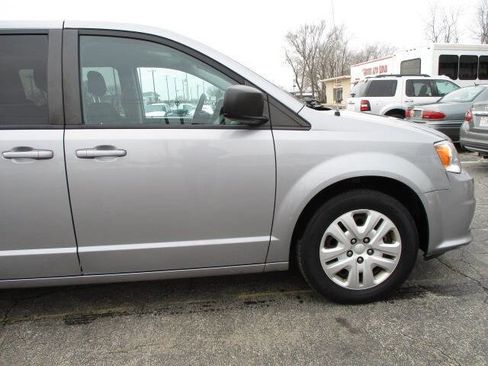 Used 2018 Dodge Grand Caravan SE w/ UConnect Hands-Free Group image 10